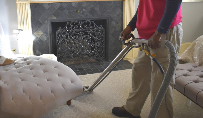 Professional carpet cleaning with cleaning machine 